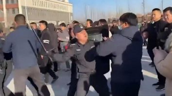 VIDEO. Au loc proteste violente în China după moartea unui elev. Ce au făcut autoritățile