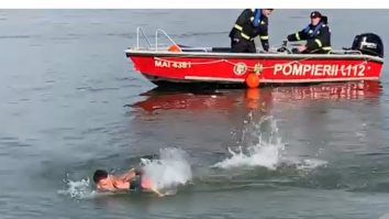 Tradiţia recuperării crucii aruncate de preot în Dunăre este păstrată și acum. Un singur localnic și-a testat curajul în apele reci de Bobotează