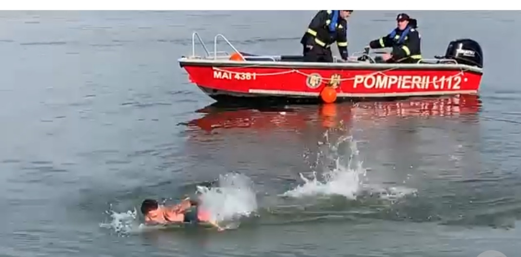 Tradiţia recuperării crucii aruncate de preot în Dunăre este păstrată și acum. Un singur localnic și-a testat curajul în apele reci de Bobotează