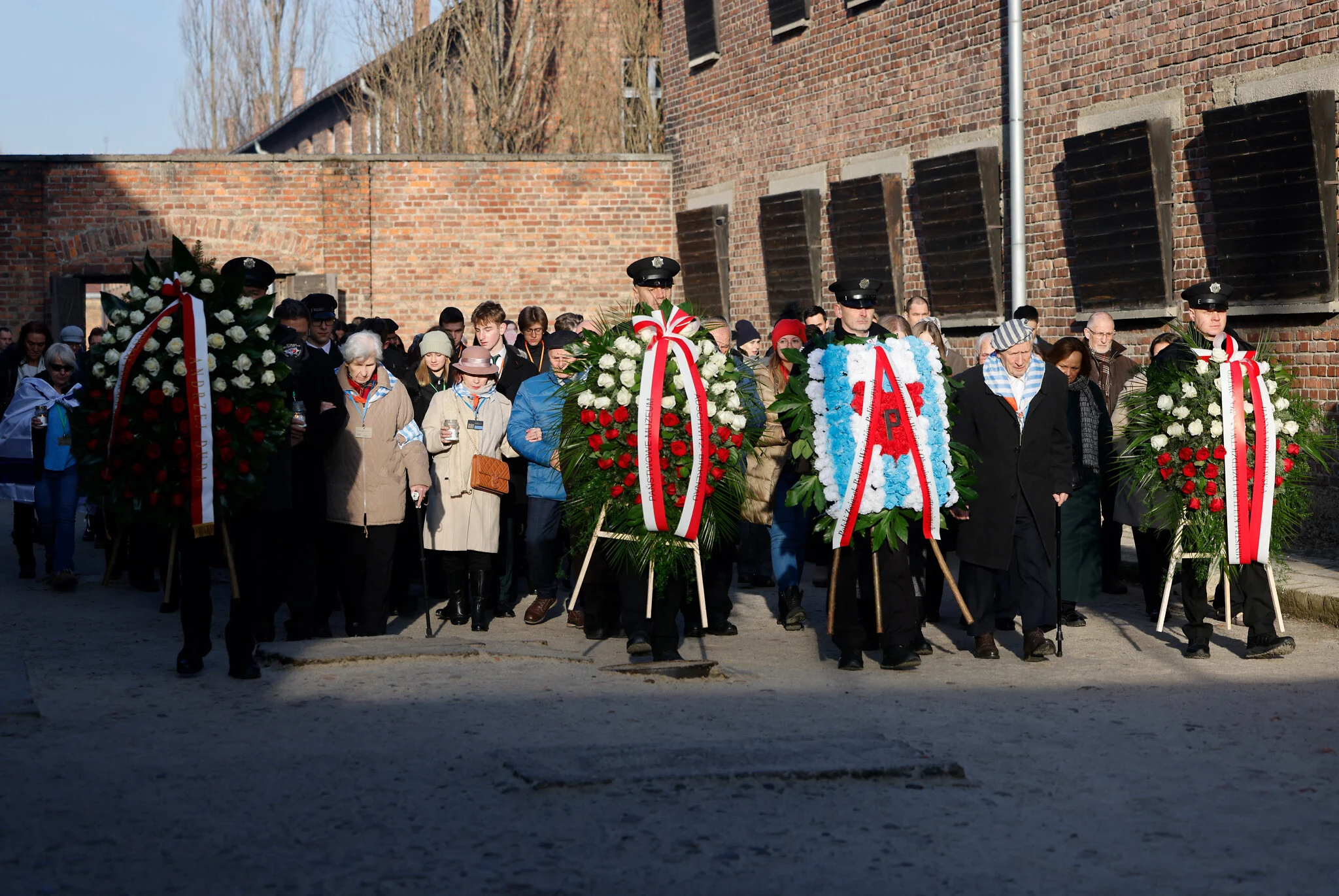 Familiile ostaticilor israelieni cer eliberarea acestora și condamnă antisemitismul, în timpul comemorării Auschwitz-ului