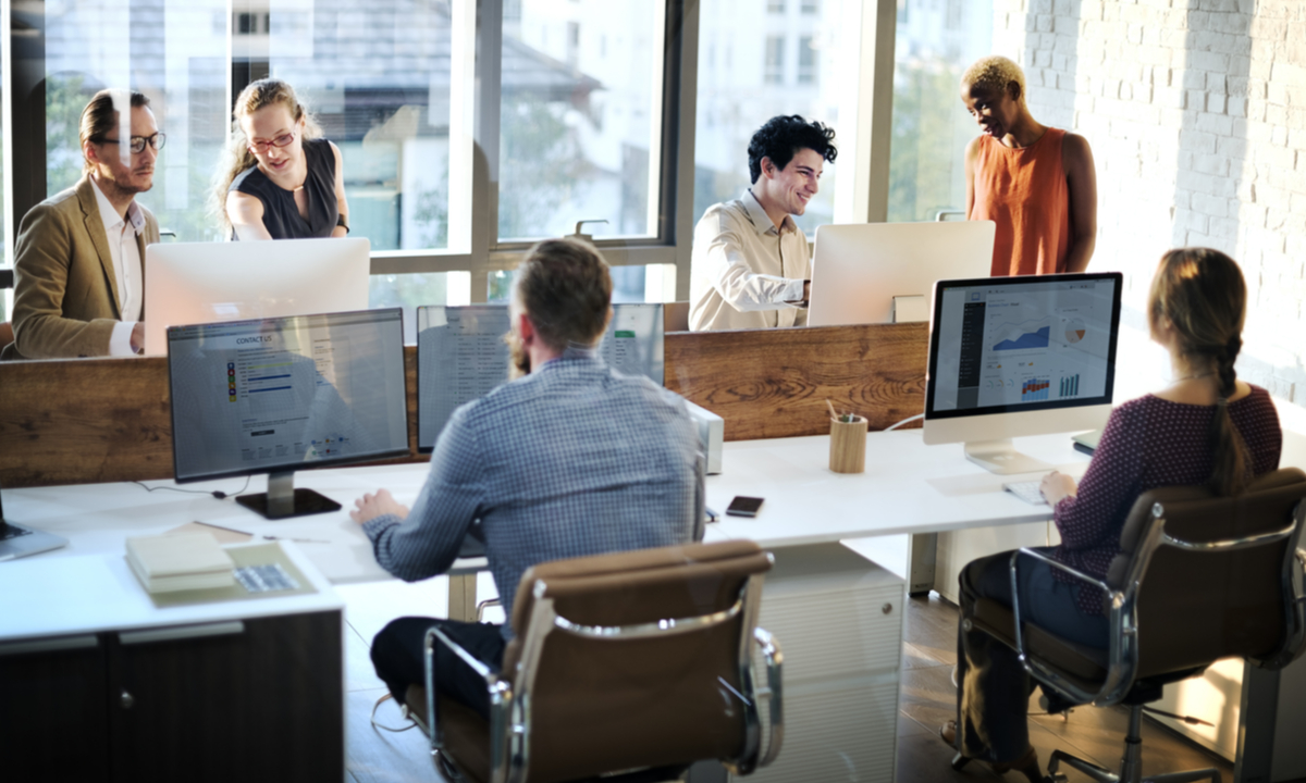 Doar 3,1% dintre companiile din România folosesc Inteligența Artificială. Răzvan Rughiniș, profesor universitar: „A.I.-ul nu vine în companii care folosesc pix și caiet”