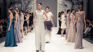 Sezonul acesta se poartă cașmirul și ținutele monocromatice. Ce look adoptă ultrabogații lumii