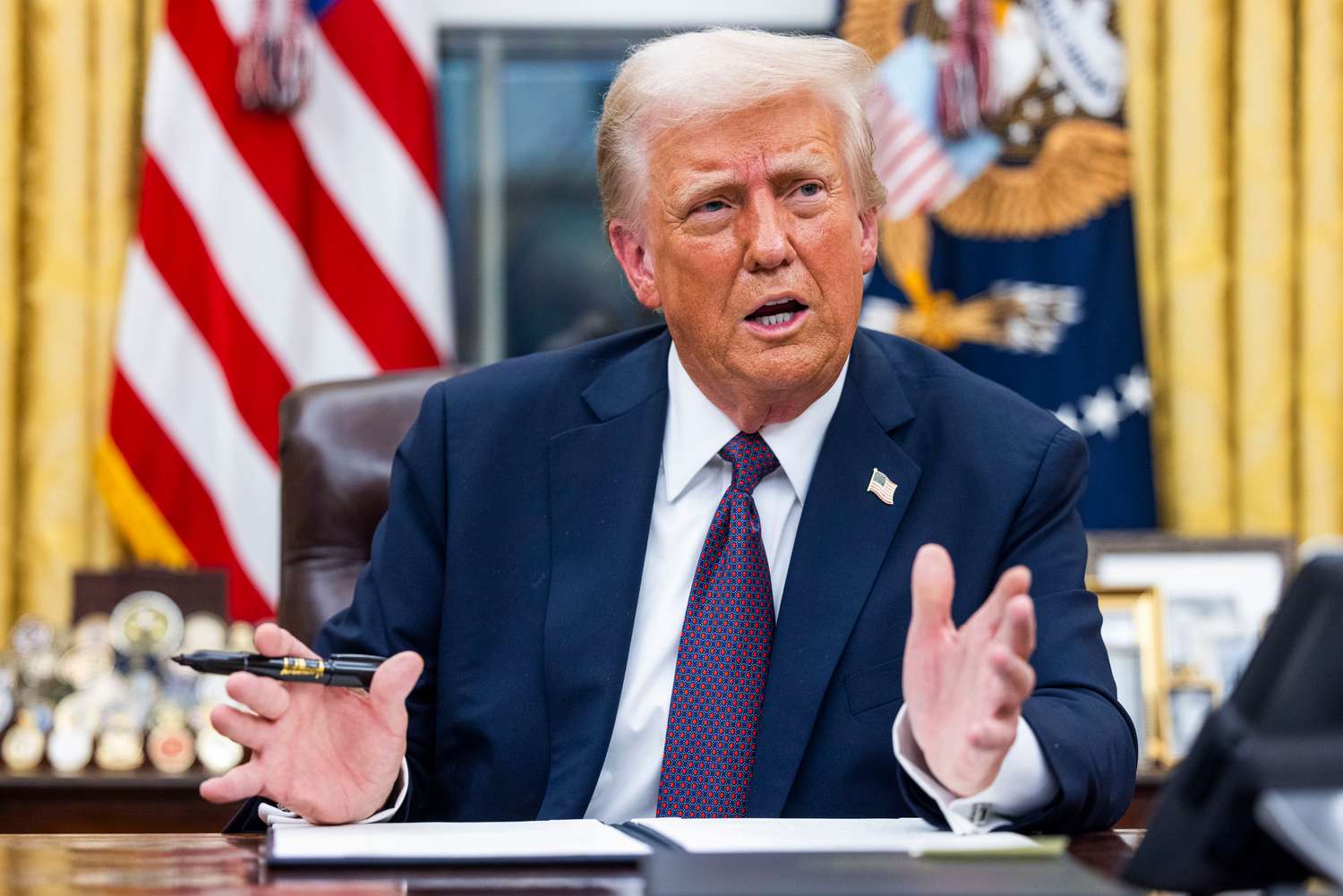 Trump amenință Columbia cu tarife de urgență după ce a refuzat să primească zborurile cu migranți. Ce spune Gustavo Petro