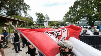 Gruprea extremistă KKK a distribuit pliante rasiste în ziua inaugurării lui Donald Trump