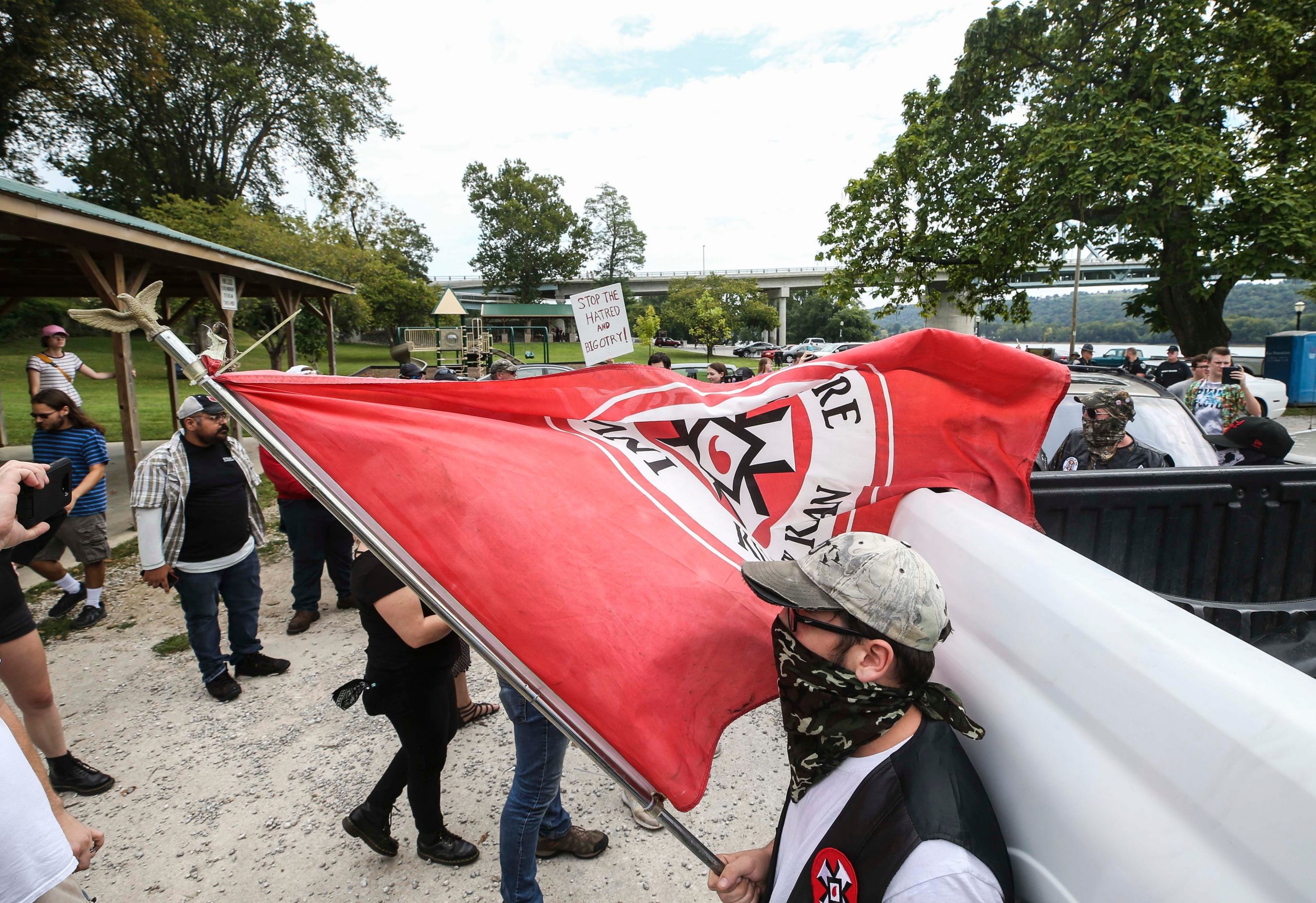 Gruprea extremistă KKK a distribuit pliante rasiste în ziua inaugurării lui Donald Trump