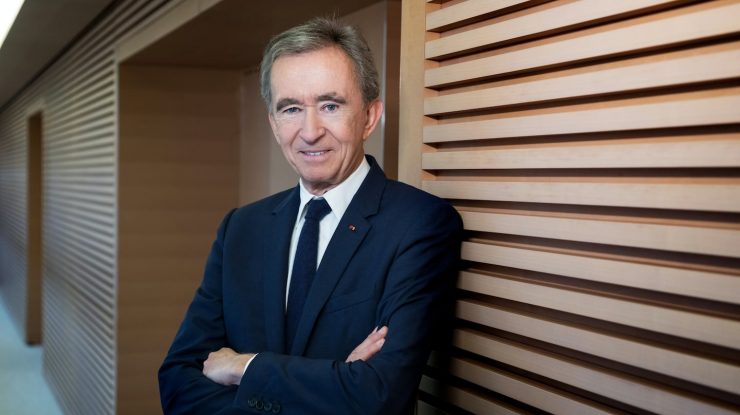 Bernard Arnault critică guvernul francez pentru creșterea taxelor cu 40% pentru marile companii