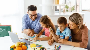 Strategia Națională de Educație Parentală se află în faza de extindere. Cătălina Georgescu, profesor de engleză: „Educația la școală nu are rezultat dacă nu avem armonie în familie”