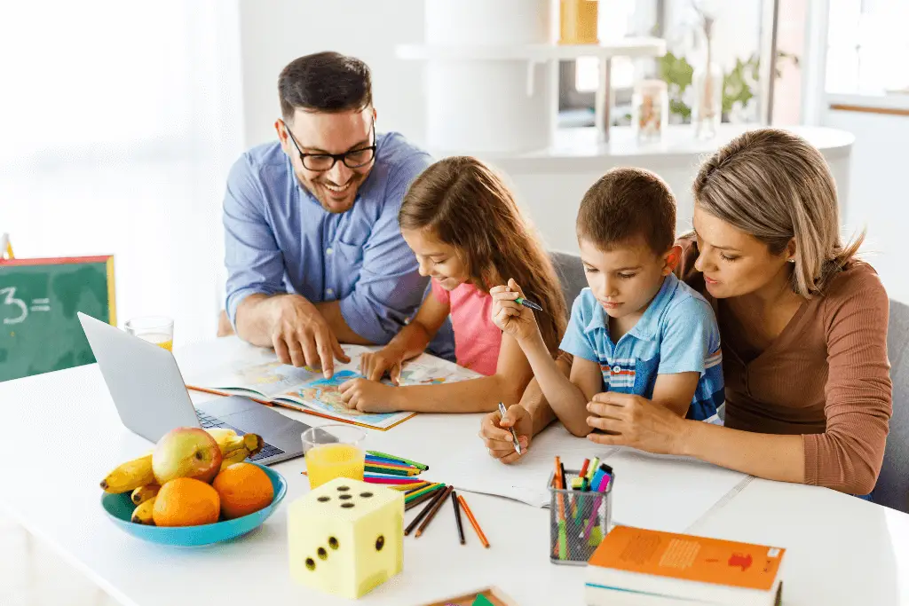 Strategia Națională de Educație Parentală se află în faza de extindere. Cătălina Georgescu, profesor de engleză: „Educația la școală nu are rezultat dacă nu avem armonie în familie”