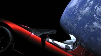 Mașina Tesla Roadster, lansată în spațiu de Elon Musk în 2018, a fost confundată cu un asteroid