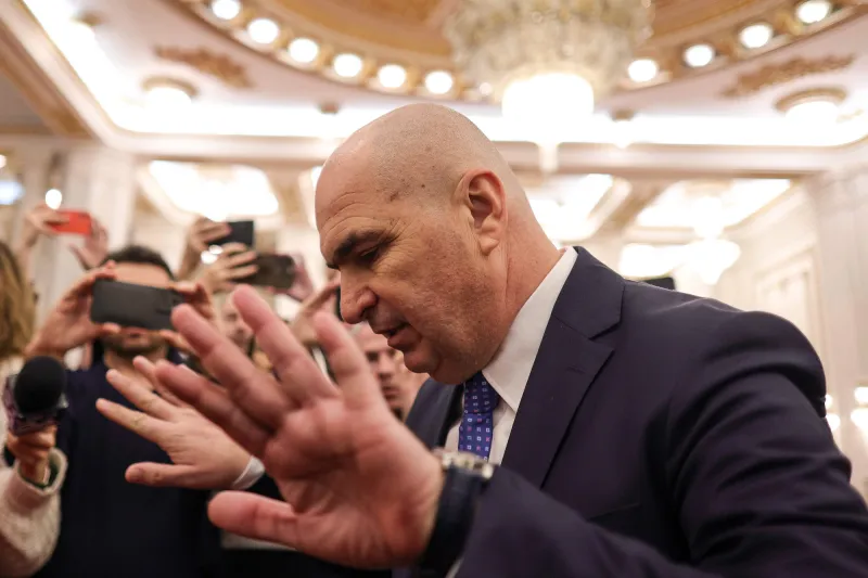 Bolojan refuză să susțină suspendarea lui Iohannis. El se confruntă cu opoziția reformelor administrative