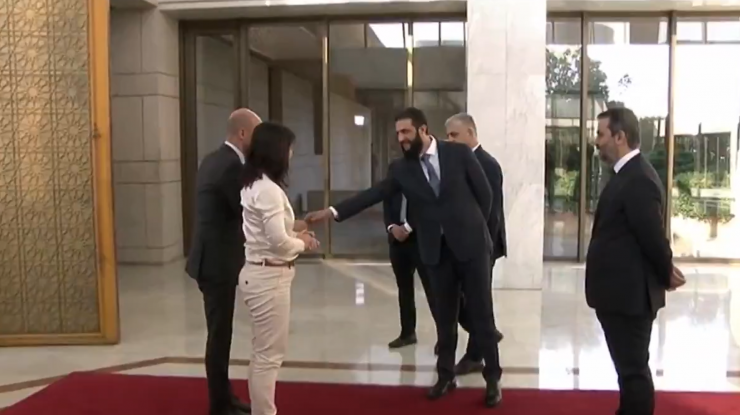 VIDEO. La întâlnirea oficială a liderilor europeni cu liderii sirieni din Damasc, noul lider al Siriei, Ahmed al-Sharaa, a refuzat să dea mâna cu Annalena Baerbock, ministrul german de Externe
