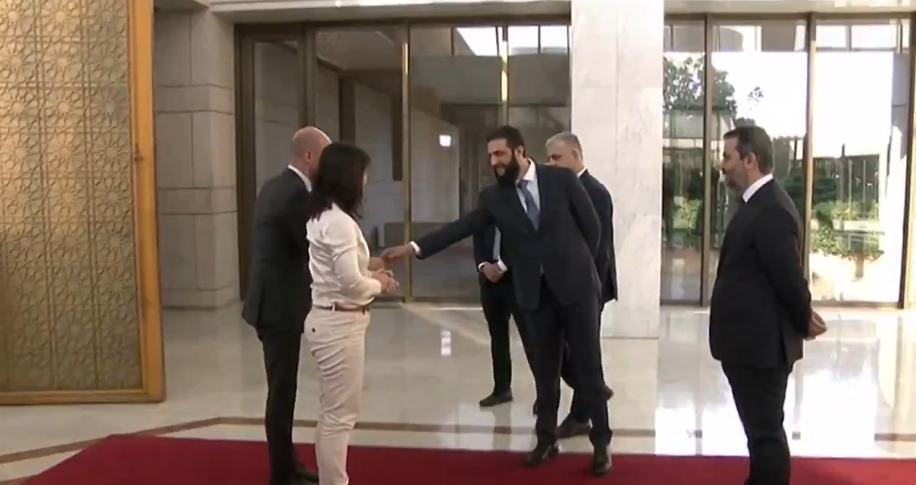 VIDEO. La întâlnirea oficială a liderilor europeni cu liderii sirieni din Damasc, noul lider al Siriei, Ahmed al-Sharaa, a refuzat să dea mâna cu Annalena Baerbock, ministrul german de Externe