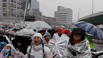Sute de sud-coreeni protestează în apropierea locuinței președintelui destituit Yoon Suk Yeol, după ce tentativele de arestare au eșuat