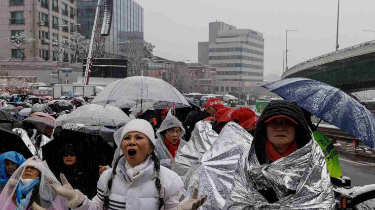 Sute de sud-coreeni protestează în apropierea locuinței președintelui destituit Yoon Suk Yeol, după ce tentativele de arestare au eșuat