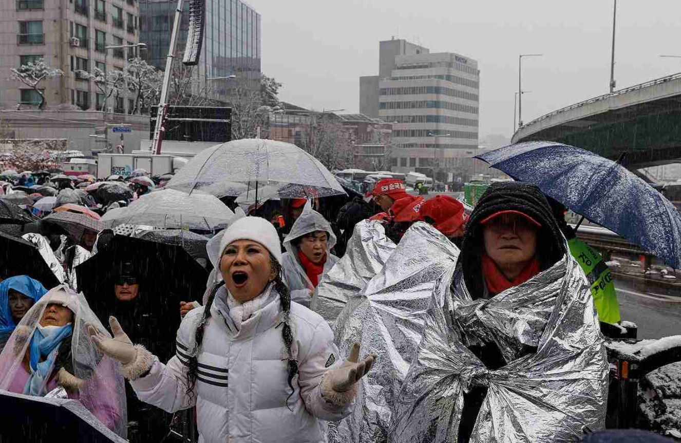 Sute de sud-coreeni protestează în apropierea locuinței președintelui destituit Yoon Suk Yeol, după ce tentativele de arestare au eșuat