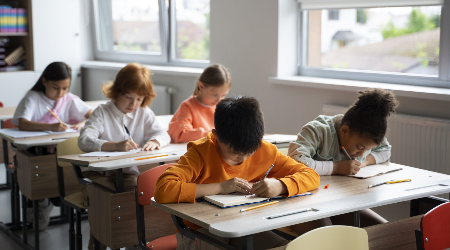 Elevii cu 10 pe linie vor putea promova 2 ani într-unul. Expert în Educație: „Va face foarte mult rău”