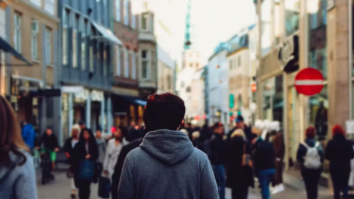 Oamenii din orașe aglomerate se simt mai singuri. Radu Leca, psiholog: „Avem de-a face cu un element numit acceptare de sine”