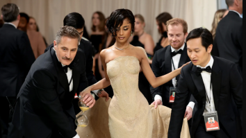 Ce se întâmplă cu rochiile vedetelor după covorul roșu? Unele vândute, altele făcute pastramă