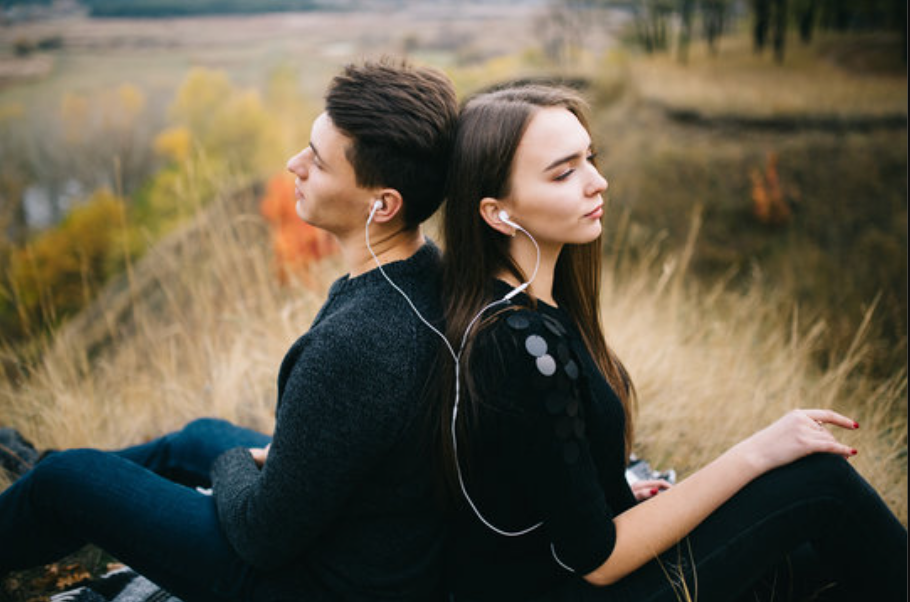 Cum afectează muzica modul în care iubești? Ana Maria Ambrosă, psiholog: „Muzica reflectă adesea trăsături de personalitate”