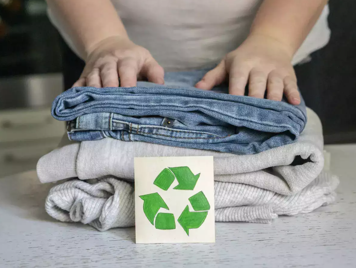 Colectarea deșeurilor textile a devenit obligatorie în România în 2025. George Enache, art director: „Am lucrat peste 15 ani ca designer vestimentar și pot spune că stăm prost la acest capitol”