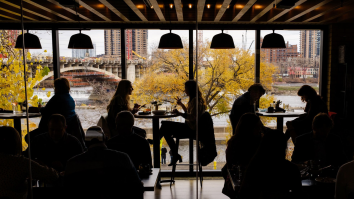 STUDIU. Gen Z fuge de bucătărie: 61% nu știu să gătească nici măcar o omletă