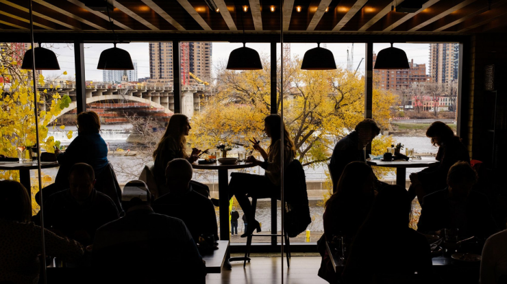 STUDIU. Gen Z fuge de bucătărie: 61% nu știu să gătească nici măcar o omletă