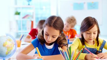 Copiii din UK nu știu să folosească o carte. 54% dintre aceștia stau prea mult pe device-uri