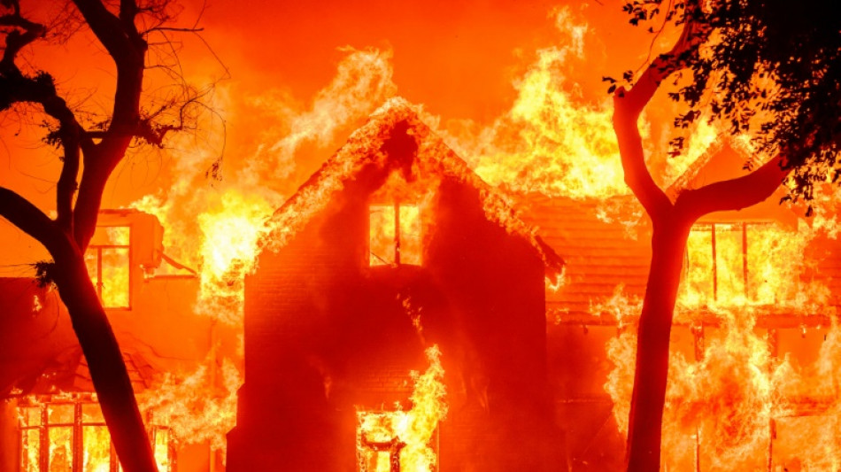 Pompierii se luptă în continuare cu incendiul Palisades. 16 persoane au murit până acum