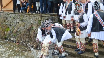 Un obicei unic în Europa are loc azi în Tălmăcel. „Udatul Ionilor” încheie ciclul sărbătorilor de iarnă în Transilvania