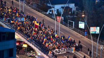 VIDEO. Protest AUR față de anularea alegerilor prezidențiale. Românii care mărșăluiesc pe străzile din București cer demisia lui Iohannis și reluarea turului 2