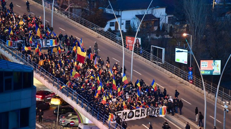 VIDEO. Protest AUR față de anularea alegerilor prezidențiale. Românii care mărșăluiesc pe străzile din București cer demisia lui Iohannis și reluarea turului 2