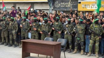 VIDEO. Hamas a predat Crucii Roșii primele trei ostatice. Israelul eliberează din Închisoarea Ofer 90 de palestinieni la schimb