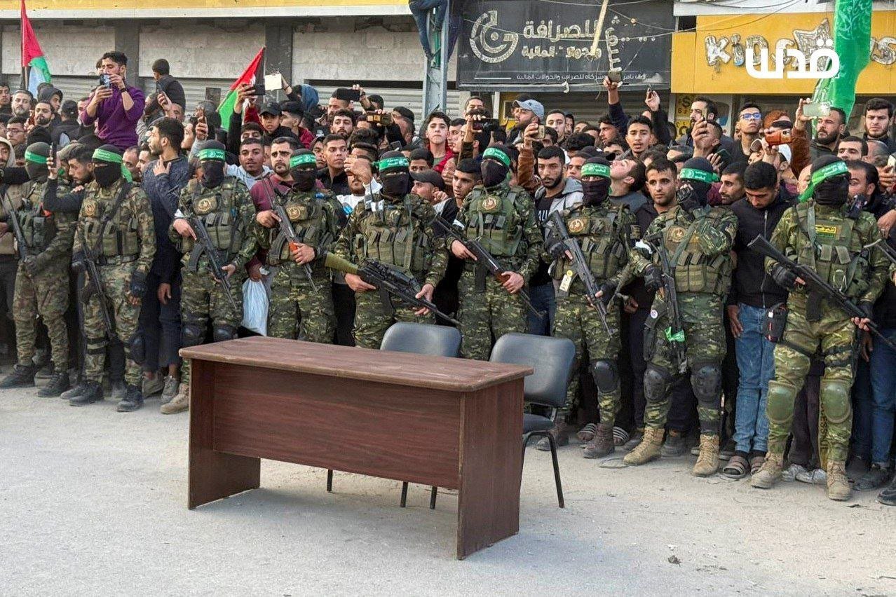 VIDEO. Hamas a predat Crucii Roșii primele trei ostatice. Israelul eliberează din Închisoarea Ofer 90 de palestinieni la schimb