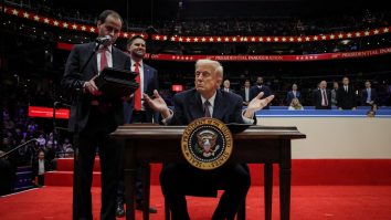 Trump ar interzice soldații transgender și reintegrează trupele care au refuzat vaccinurile Covid-19