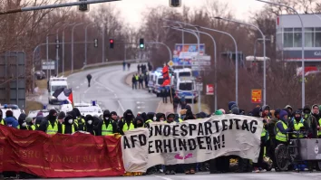 O reuniune a partidului AfD a fost așteptată cu proteste la Riesa. Demonstranții au aruncat cu artificii spre poliție