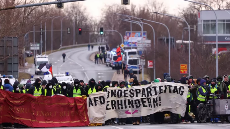 O reuniune a partidului AfD a fost așteptată cu proteste la Riesa. Demonstranții au aruncat cu artificii spre poliție