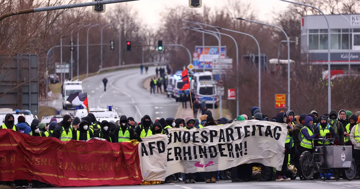 O reuniune a partidului AfD a fost așteptată cu proteste la Riesa. Demonstranții au aruncat cu artificii spre poliție