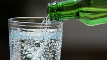 STUDIU. Apa carbogazoasă te ajută să pierzi în greutate
