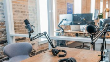 50% dintre români ascultă podcasturi săptămânal. Care este cel mai ascultat podcast din lume