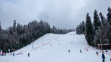 În Poiana Brașov, stratul de zăpadă masoară până la 50 de centimetri. Alexandru Mateescu: „Se schiază în condiții bune”