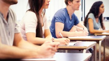 Elevii din ultimul an de liceu au început examenul maturității, cu evaluarea competențelor la Limba Română. Cum s-a schimbat calendarul