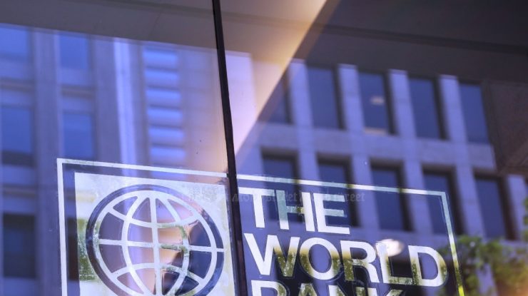 Banca Mondială a revizuit în sens negativ prognozele pentru România, după măsurile de consolidare fiscală anunțate recent: Economia va crește în 2025 cu doar 2,1% şi cu 2,6% în 2026. Investițiile ar urma să crească