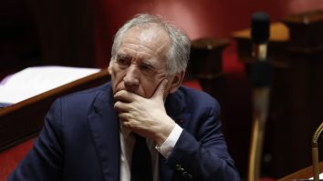 Crizele politice se țin lanț în Franța. Premierul Bayrou spune că țara este „inundată” de migranți