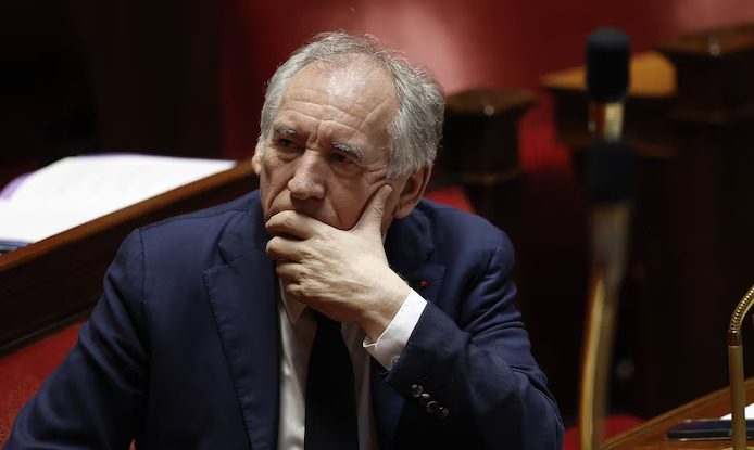 Crizele politice se țin lanț în Franța. Premierul Bayrou spune că țara este „inundată” de migranți