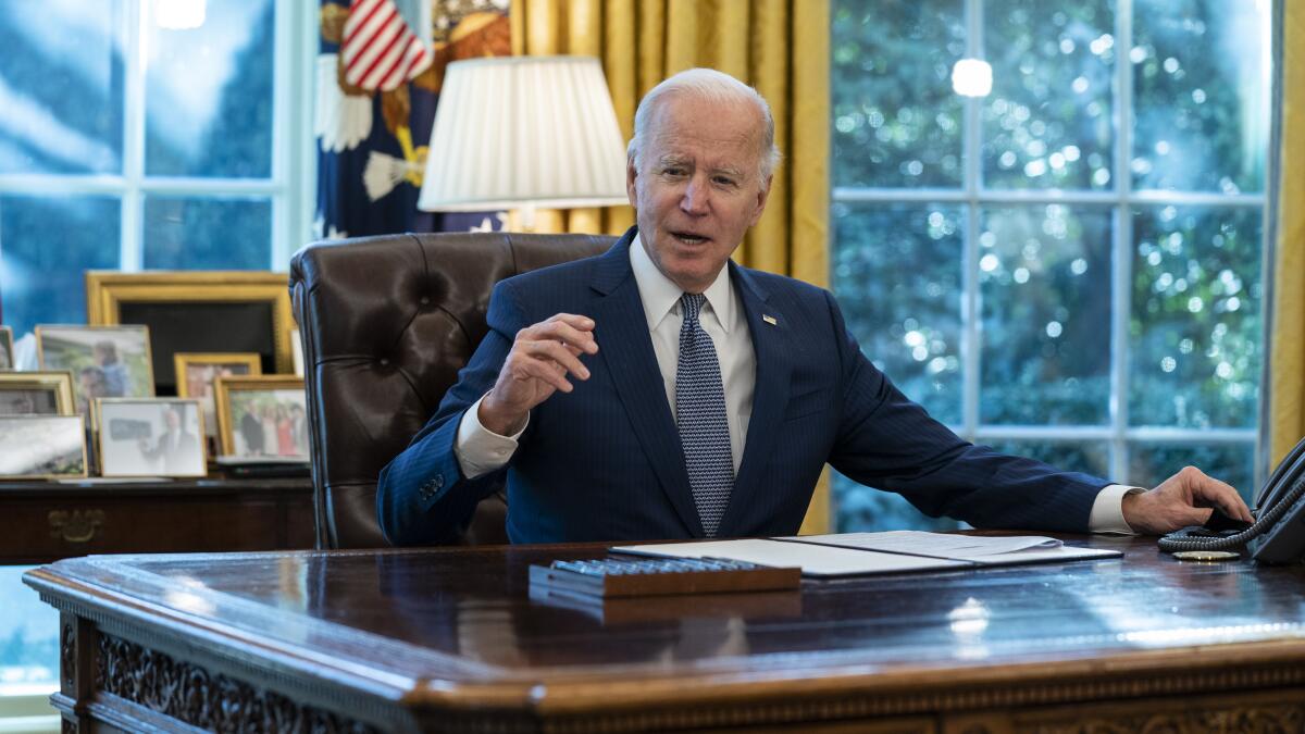Joe Biden confirmă că i-a lăsat o scrisoarea lui Trump: „Asta este între Trump și mine”