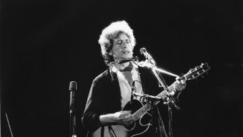 Versurile lui Bob Dylan pentru melodia „Mr Tambourine Man” au fost vândute la licitație. La ce preț au ajuns cele trei ciorne dactilografiate