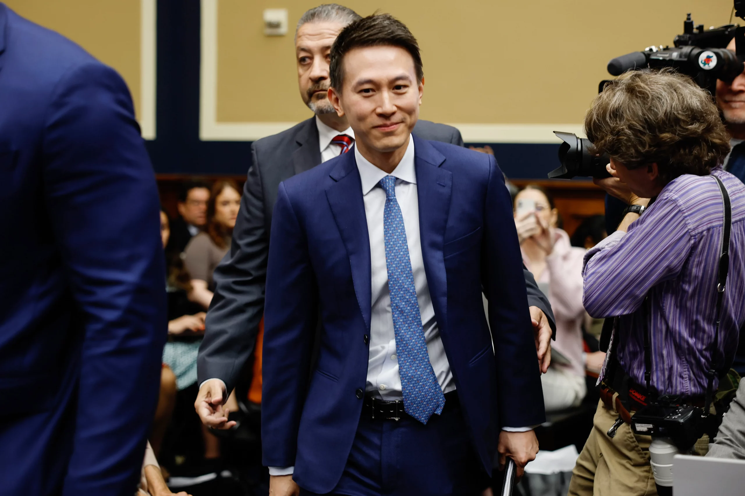 CEO-ul TikTok este invitat de onoare la inaugurarea lui Trump. Ce se va întâmpla cu aplicația în SUA