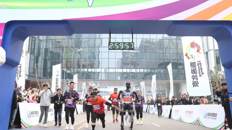 China va găzdui primul semimaraton din lume între oameni și roboți. 12.000 de persoane sunt așteptate la cursă