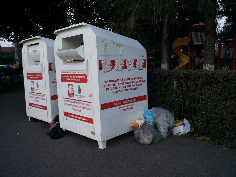 Clujul a amplasat containere în cartiere pentru colectarea hainelor uzate. Cum pot clujenii să se implice în inițiativele de reciclare