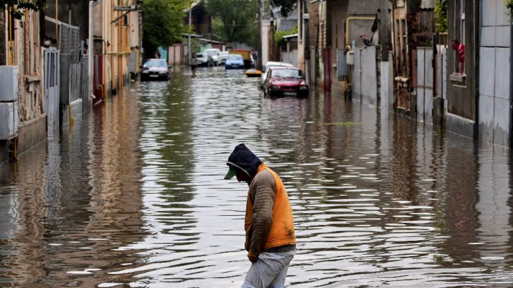 Ciclul apei a fost afectat de criza climatică, provocând secete și inundații masive în 2024